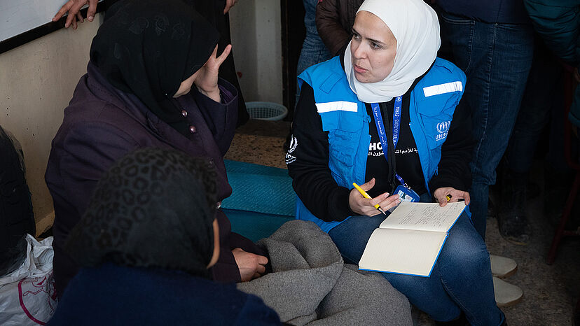 UNHCR-Helferin im Gespräch mit Frau