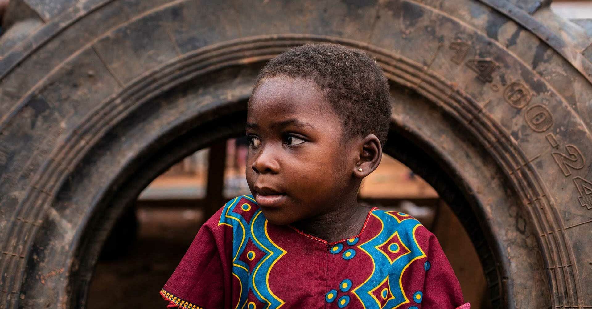 Kind in Autoreifen  RF2221706_Nigeria_lang.jpg