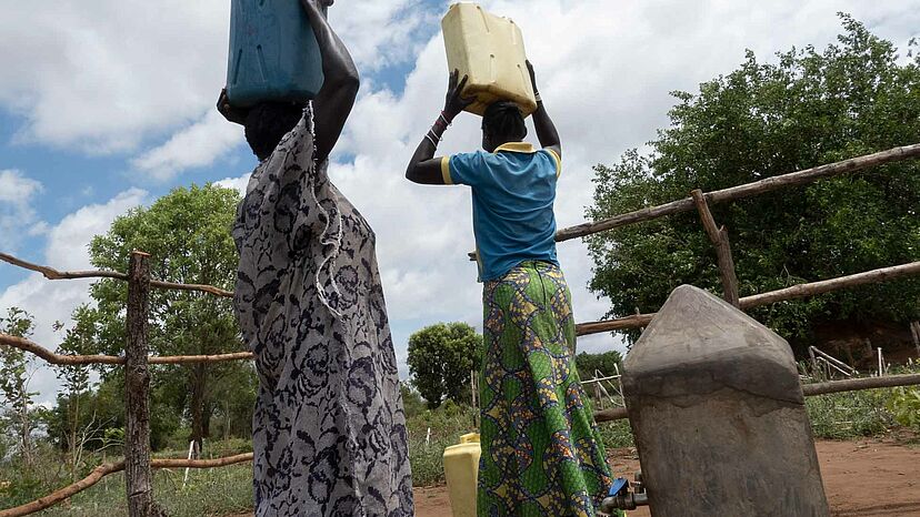Flüchtlingsfrauen holen Wasser