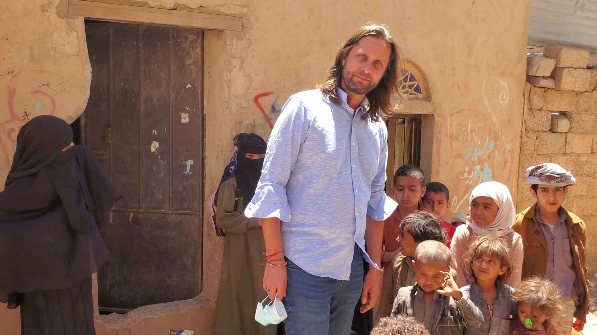 UNHCR-Repräsentant Jean-Nicolas Beuze steht neben geflüchteten Kindern
