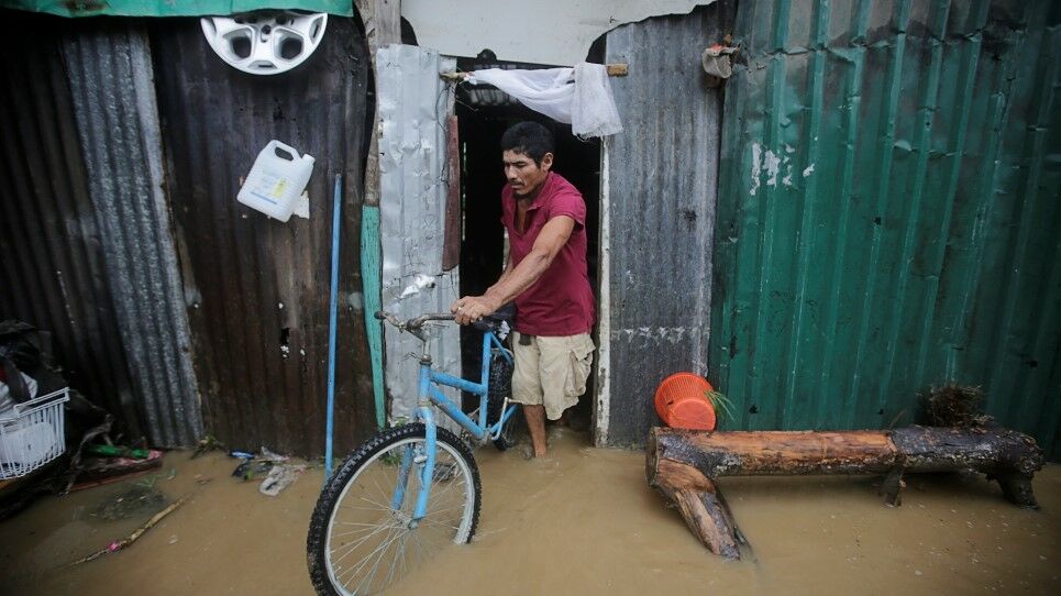 Mann verlässt sein Haus, das von den Überschwemmungen des Hurrikans Eta betroffen ist, in Tela, Honduras 