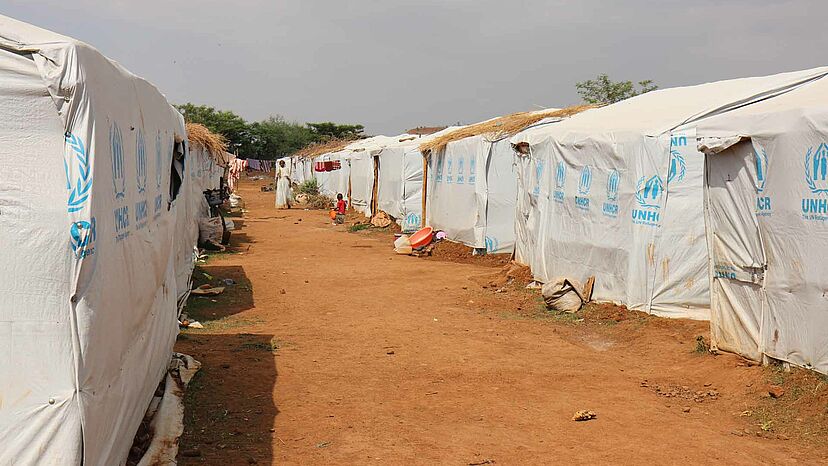 Notunterkünfte im Lager Mai Aini, in dem umgesiedelte eritreische Flüchtlinge untergebracht sind.