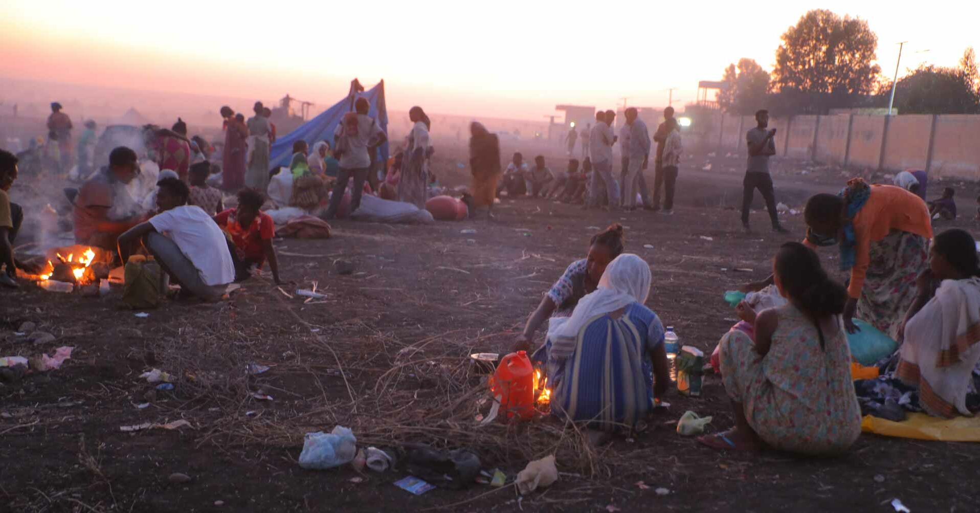 Gruppe von Flüchtlingen im Sonnenaufgang Tigray-Aethiopien-SudanRF2314486.jpg