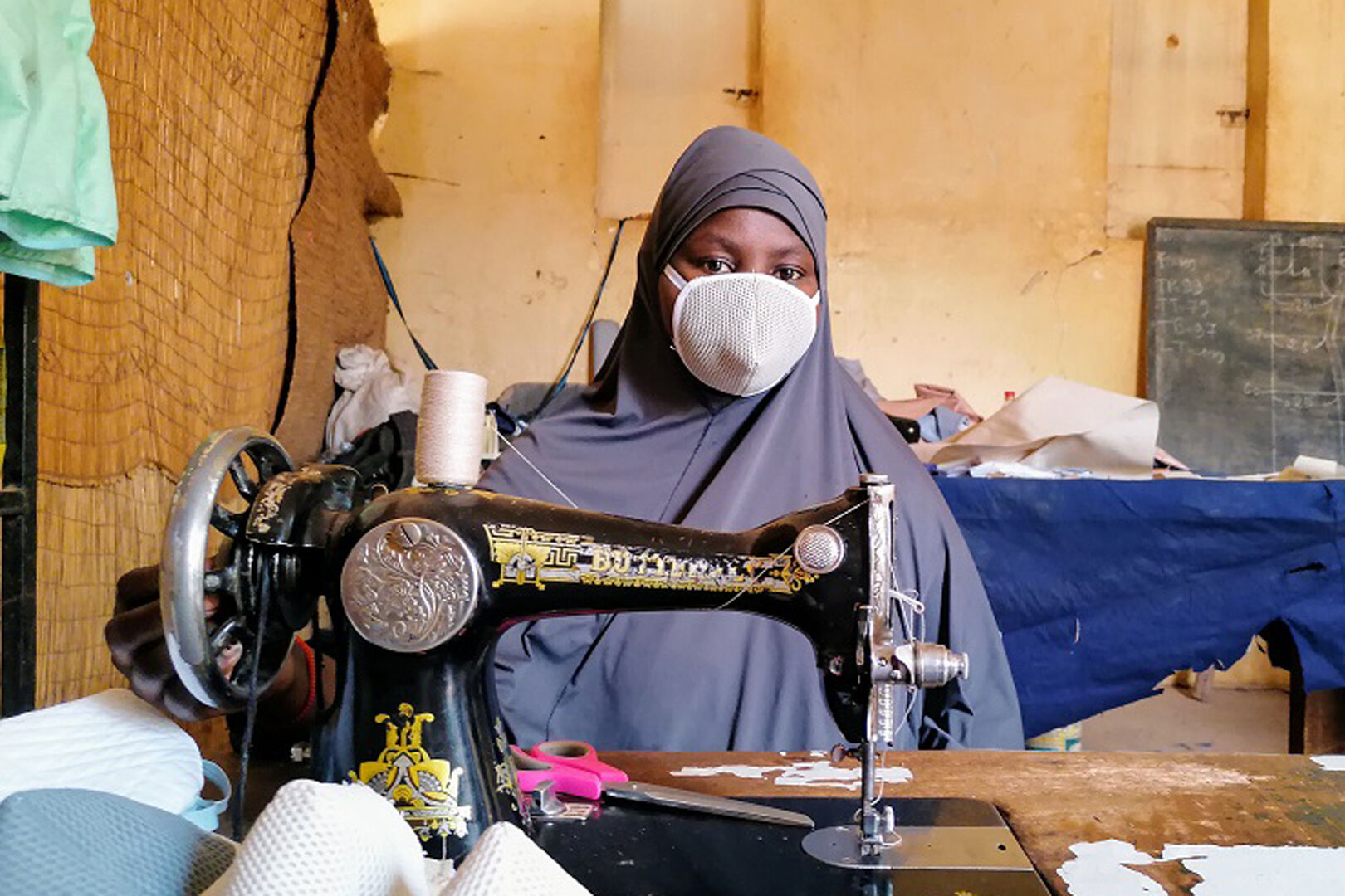 nigerische Flüchtling die Masken näht
