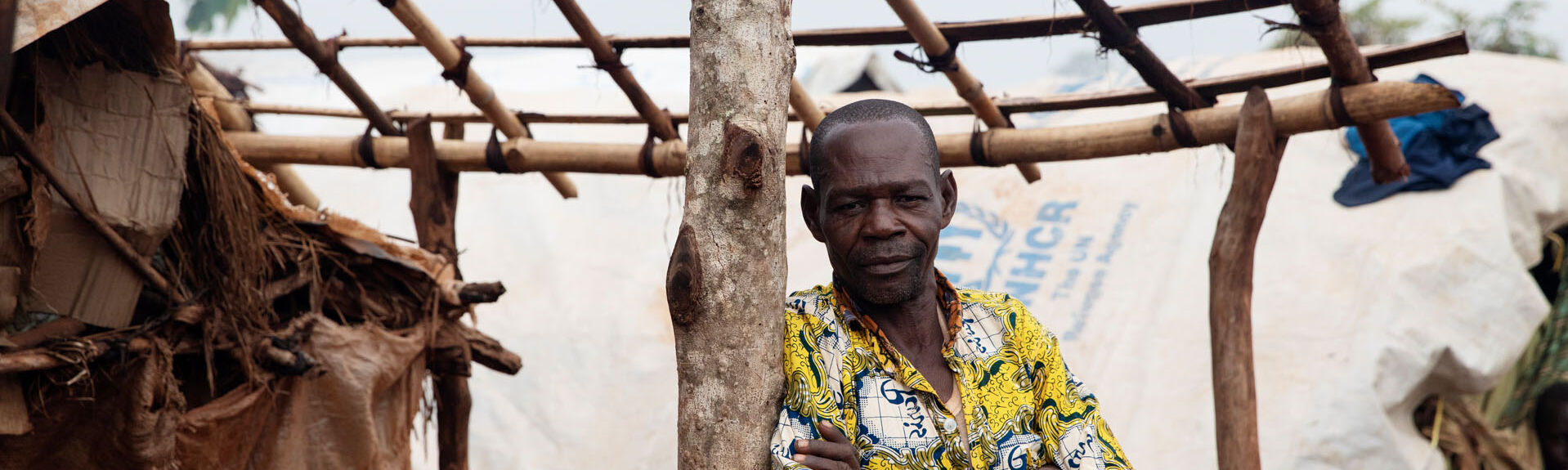 Mann steht unter selbstgebauten Holz Abdeckung, Zentralafrikanischen Republik 