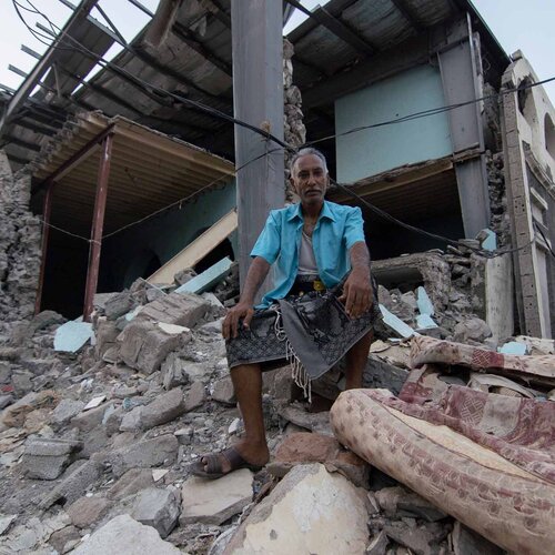 Jemen Mann vor Trümmern, Flüchtlingszahlen