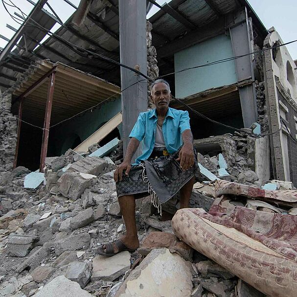 Jemen Mann vor Trümmern, Flüchtlingszahlen