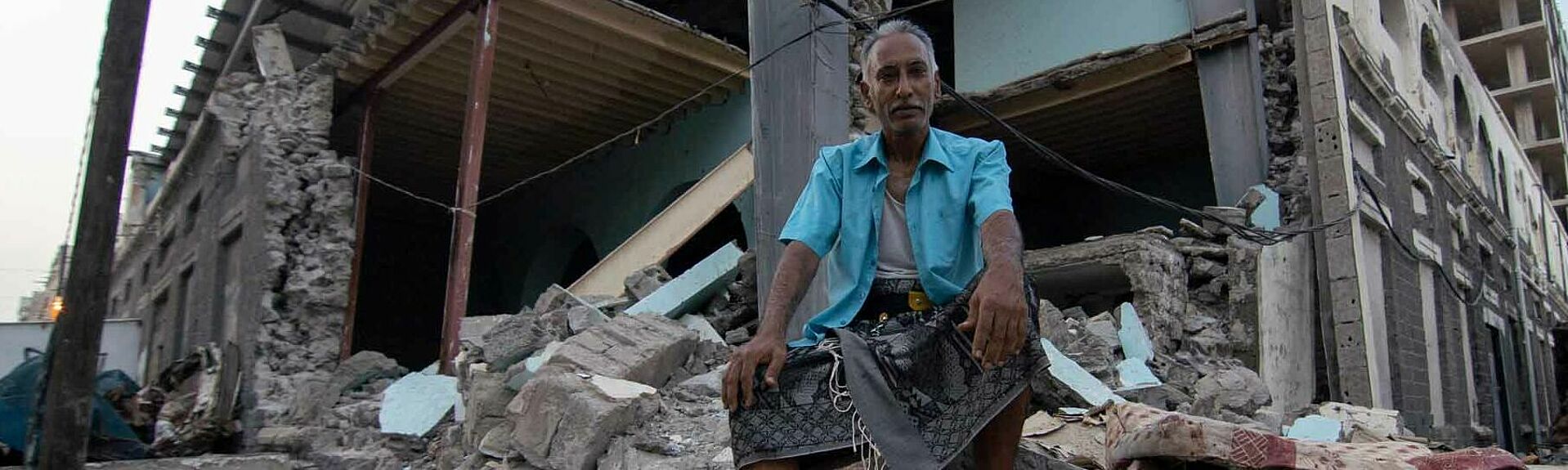 Mann im Jemen auf Trümmern
