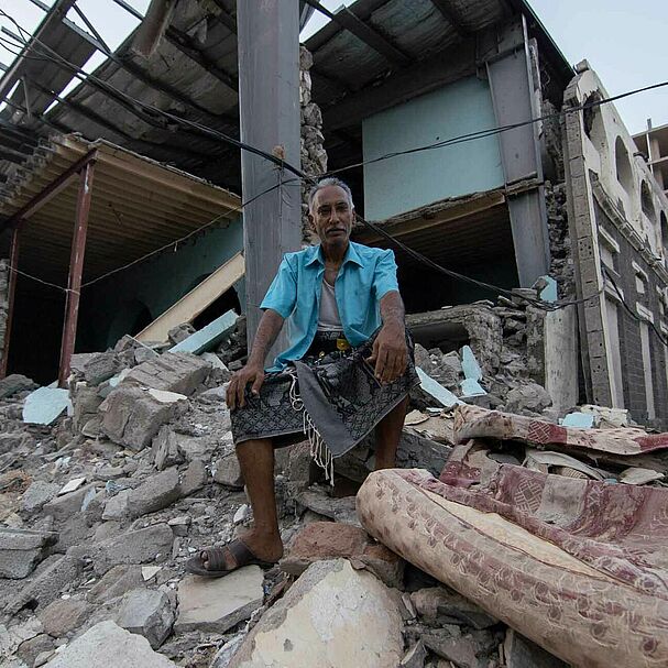 Jemen Mann vor Trümmern, Flüchtlingszahlen