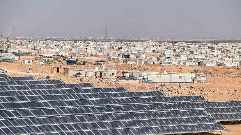 Solarstrom für 80.000 Menschen
Die größte Solaranlage, die jemals in einem Flüchtlingslager gebaut wurde, steht in Zaatari in Jordanien und versorgt insgesamt 80.000 syrische Geflüchtete. Die Solaranlage ist so groß wie 33 Fußballfelder.