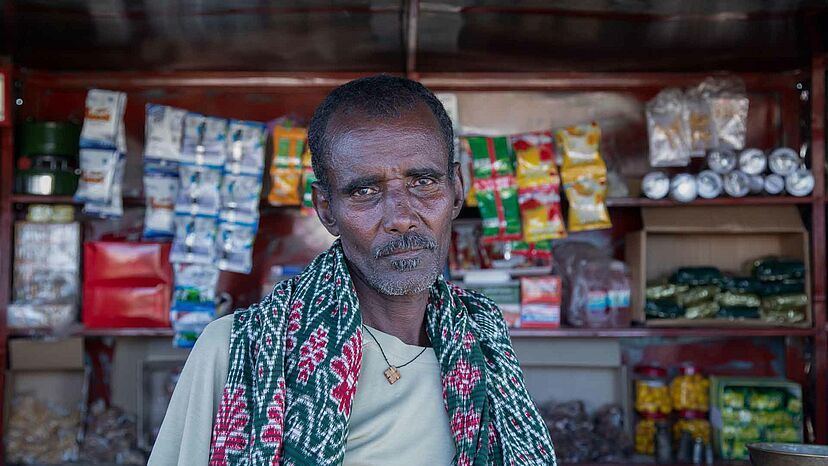 Surafuel Gebrehiwot ist 54 Jahre alt. Er floh aus seiner Heimat, als die Kämpfe in der äthiopischen Region Tigray begannen. Auf der Flucht in den Sudan wurde er von seiner Frau und seinen Kindern getrennt. Er landete im Lager Tundaybah und seine Familie wurde nach Um Rakuba umgesiedelt. Er hat sie seit über einem Monat nicht mehr gesehen. UNHCR-Mitarbeiter haben Surafuels Tochter im Flüchtlingslager Um Rakuba aufgespürt und sie fotografiert. Als er ihr Foto sah, brach er in Tränen aus. Es sah seine Tochter zum ersten Mal seit der Flucht aus Tigray.
