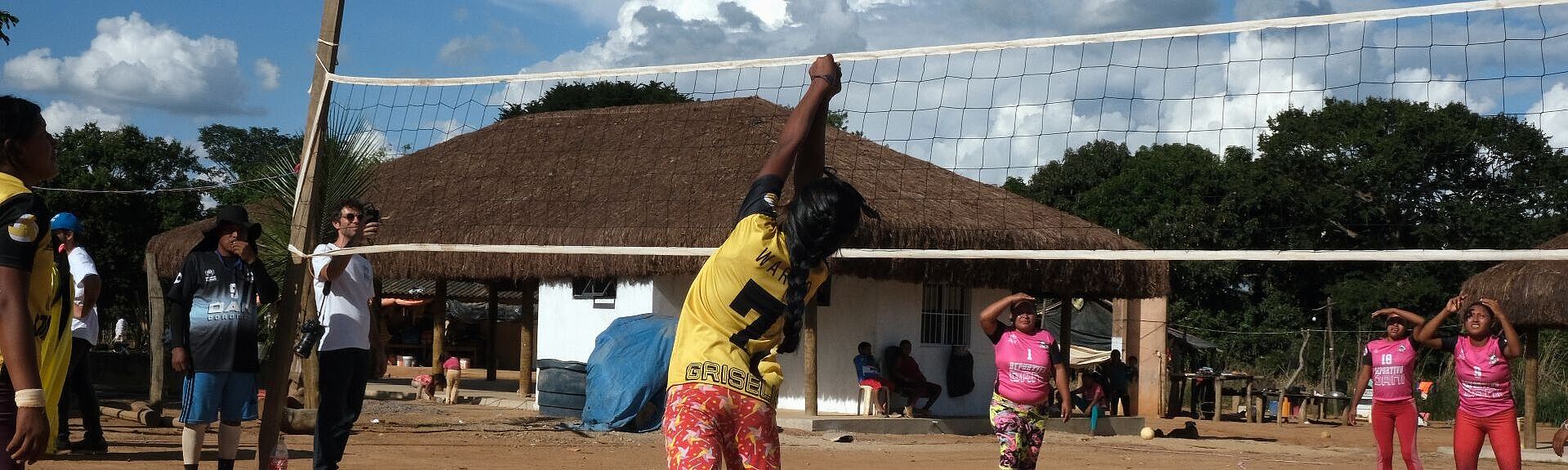 Kinder beim Volleyball spielen