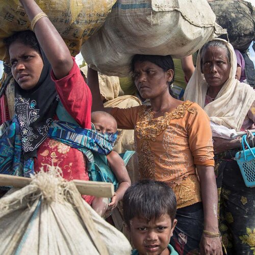 Fluchtursachen, Gruppe von Frauen mit Gepäck