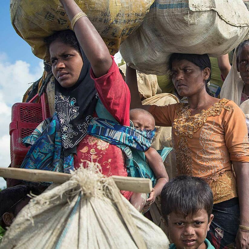 Fluchtursachen, Gruppe von Frauen mit Gepäck
