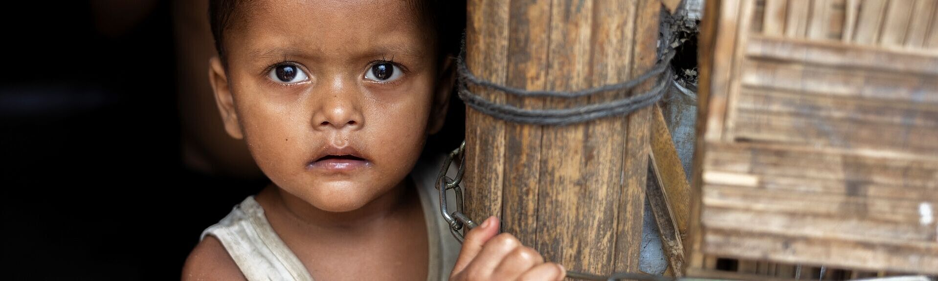 Kleinkind schaut in die Kamera