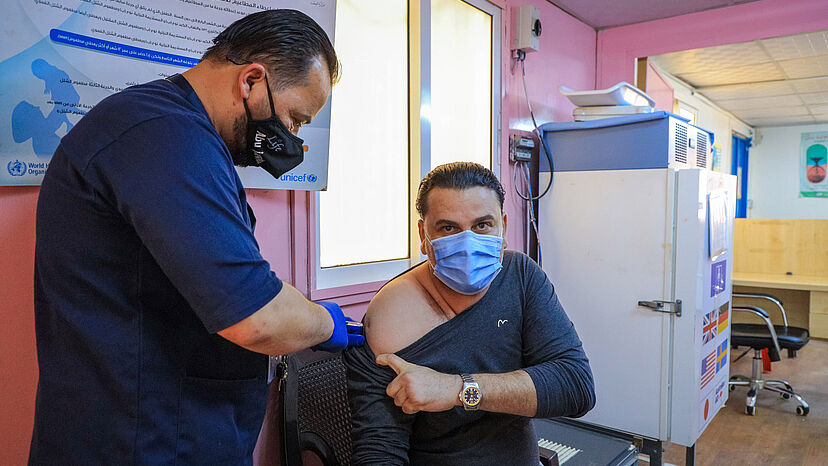 In Jordanien...
- wurde im Januar 2021, als eines der ersten Länder weltweit, mit Covid-19 Impfungen für Flüchtlinge begonnen. - gibt es Sensibilisierungskampagnen. - haben die Supermärkte längere Öffnungszeiten, um den Mindestabstand von Menschen zueinander sicherzustellen. - unterstütz der UNHCR in den Bereichen Gesundheit, Sanitärversorgung, Hygiene und Logistik und persönliche Schutzausrüstung. - wurde ein nationaler Workshop zum Thema 