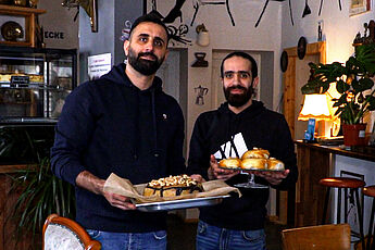 Majd und Mahmoud im Café CU