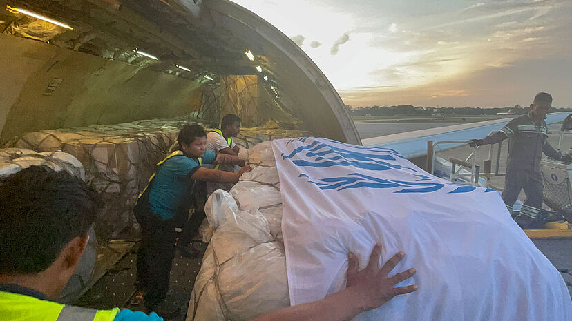 Hilfsgüter werden ausgeladen