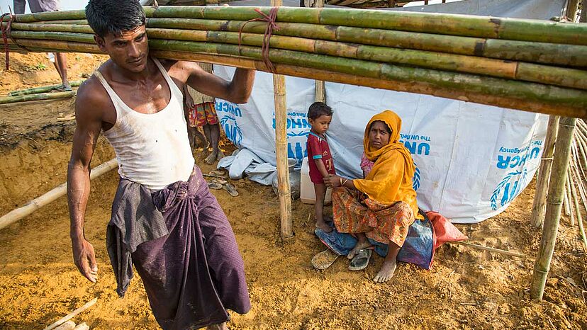 Nachwachsend und kompostierbar Im Flüchtlingslager Kutupalong in Bangladesch ist Bambus einer der wichtigsten Baustoffe. Als nachwachsender und kompostierbarer Rohstoff, sind die stabilen und trotzdem leichten Bambusstangen auch aus ökologischer Sicht als Baumaterial sehr gut geeignet.

