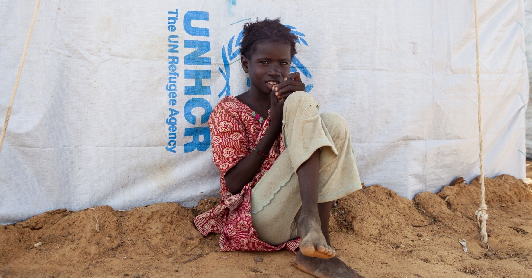 Mali, Mädchen sitzt vor einem Zelt auf dem Boden Mali_2.jpg