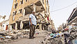 Obadi Mohammed steht in seiner zerstörten Nachbarschaft