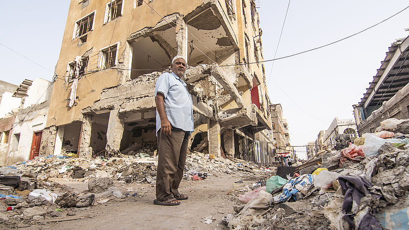 Obadi Mohammed steht in seiner zerstörten Nachbarschaft