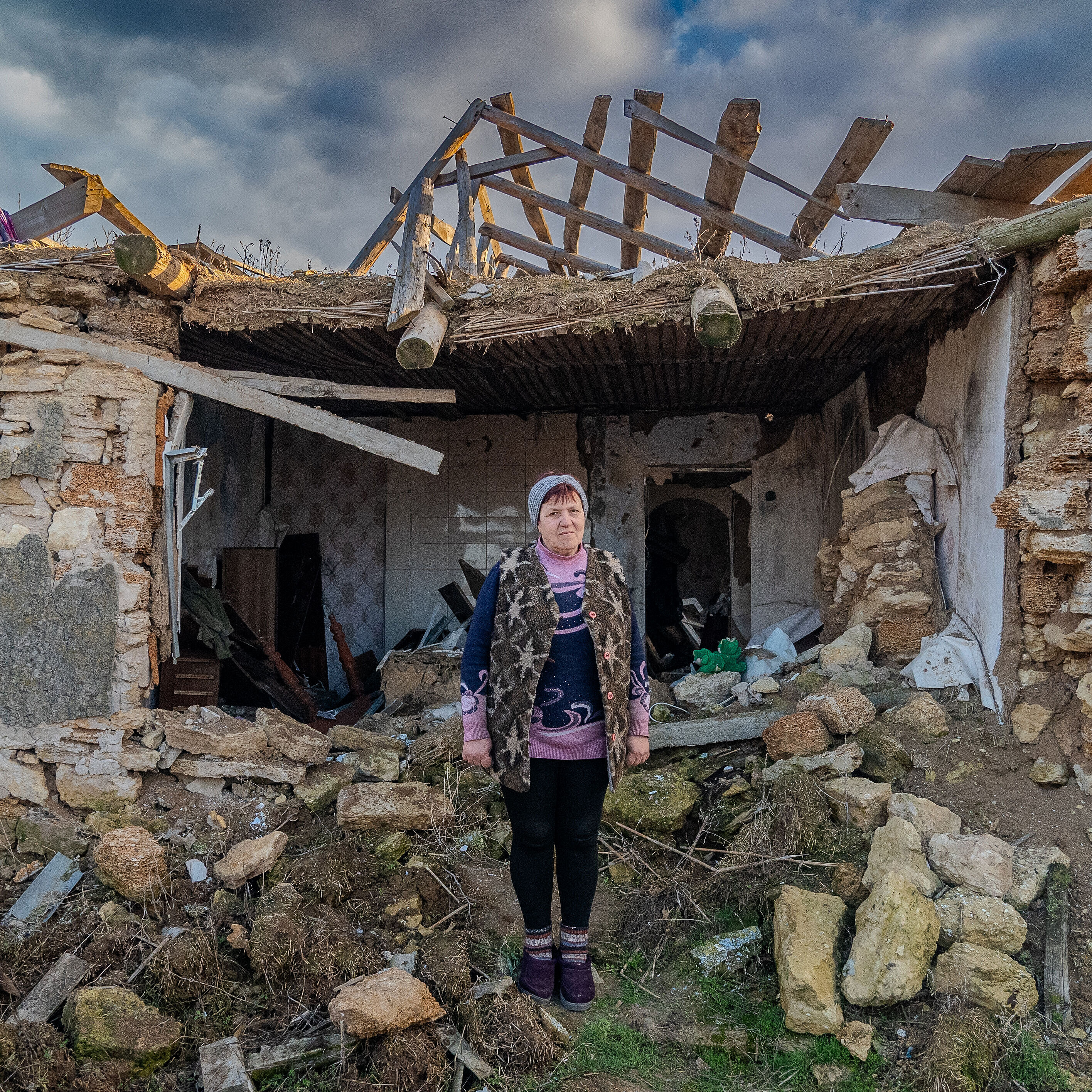 Eine Frau in den Trümmern des Kriegs, Ukraine
