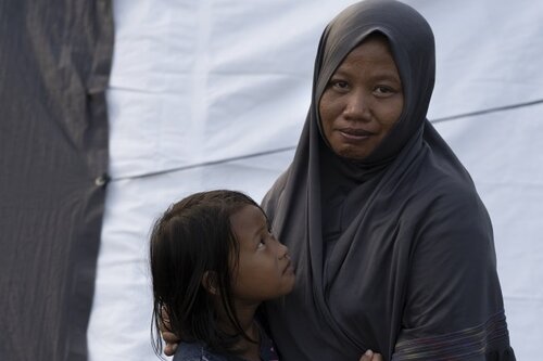 Mutter mit Kind im Arm