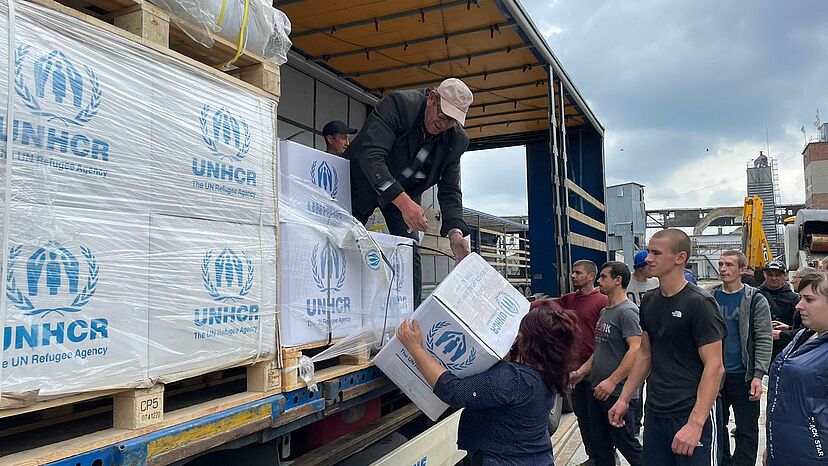 Da der UNHCR nun die Winterhilfe priorisiert, wurden mit tatkräftiger Unterstützung über 25.000 Hilfsgüter, darunter Wärmedecken, Planen und Solarlampen, an die Menschen in der Oblast Charkiw bereitgestellt.
