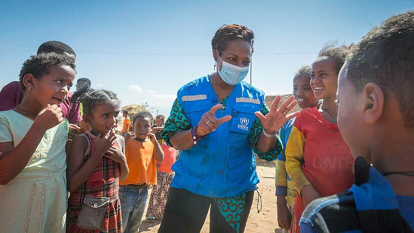 Die UNHCR-Vertreterin für Äthiopien, Ann Encontre, spricht mit eritreischen Flüchtlingskindern im Lager Mai Aini in der Region Tigray in Äthiopien.