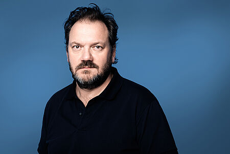 Portraitbild Charly Hübner