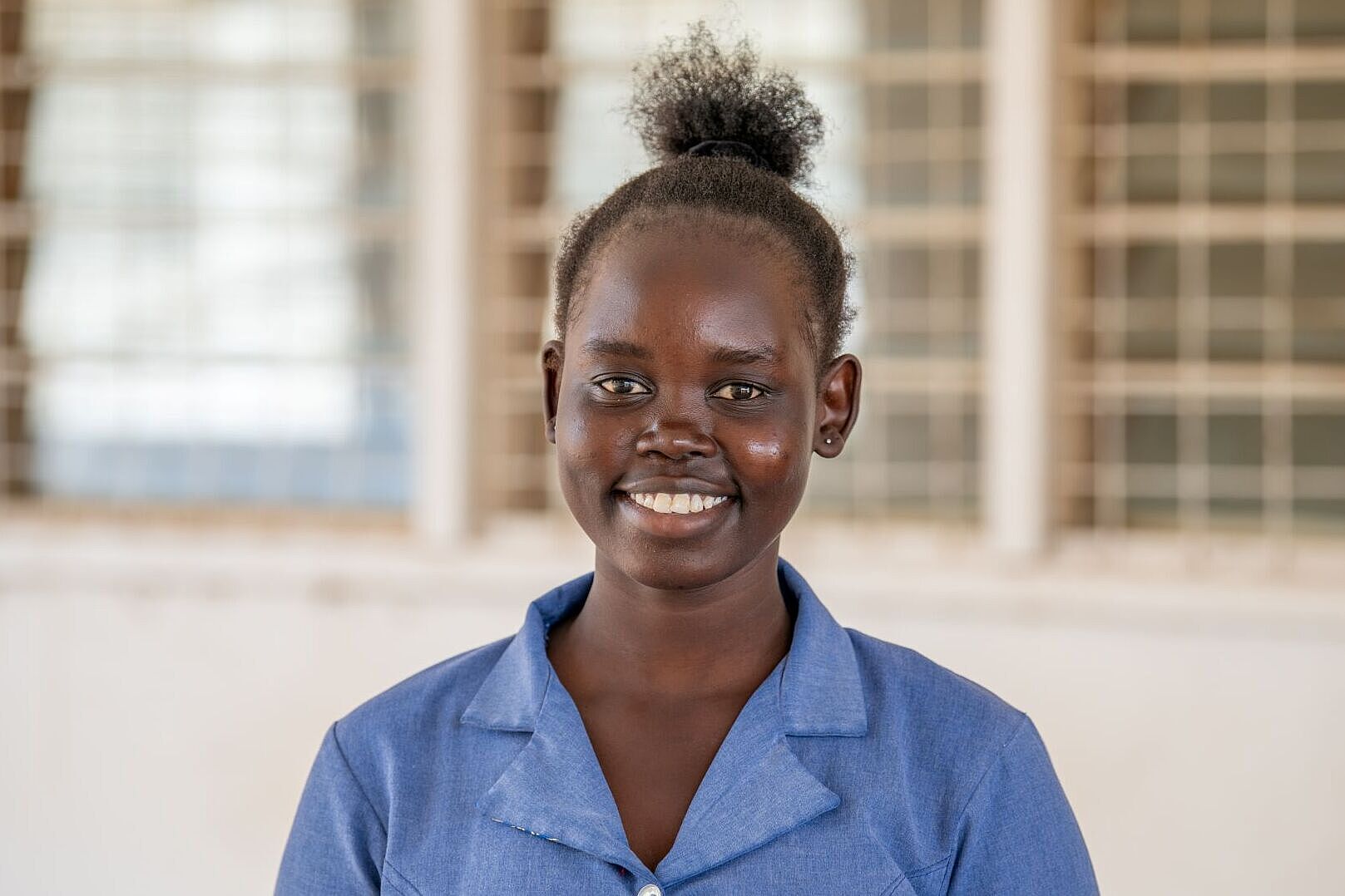 junge Frau lächelt in die Kamera