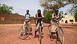 Auf zur nächsten Radtour! Flüchtlingskinder in Ouahigouya in Burkina Faso.