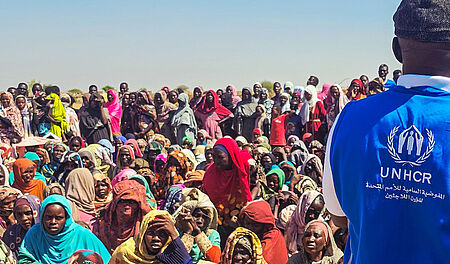 Flüchtlingsfrauen warten in praller Sonne