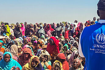 Flüchtlingsfrauen warten in praller Sonne