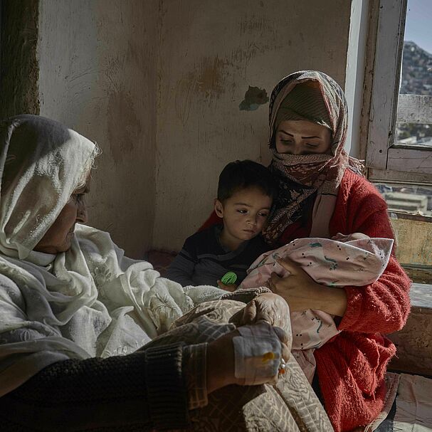 Afghainsitan Frauen mit Kind auf dem Arm 