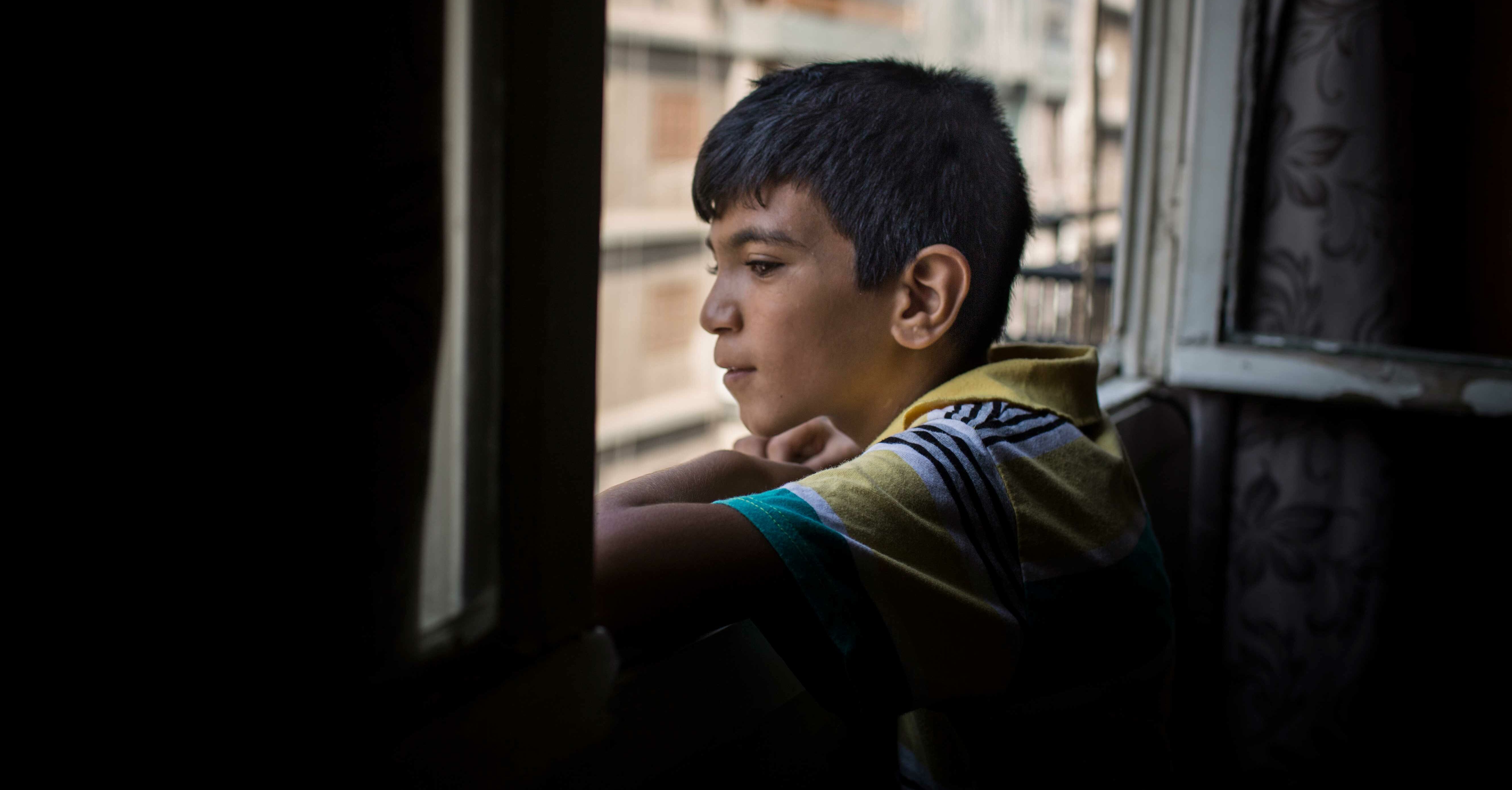 LIbanon, Junge schaut aus dem Fenster Libanon_RF2186678_kl.jpg