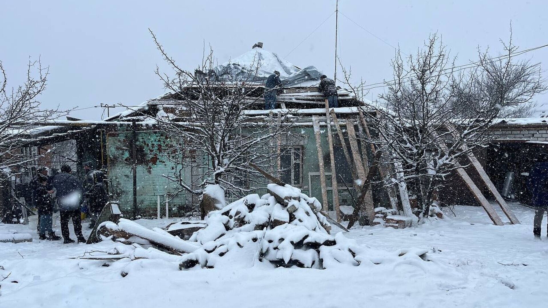 Zerstörtes Haus im Schnee