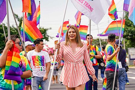 LGBT-Aktivistin Bianka Rodriguez feiert Pride in San Salvador.