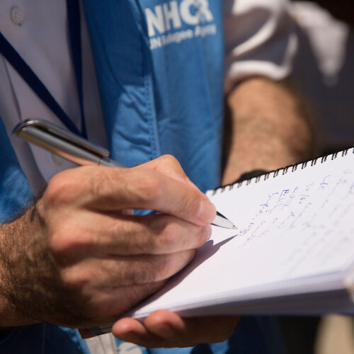 Faktencheck, Notizbuch schreibende Hand