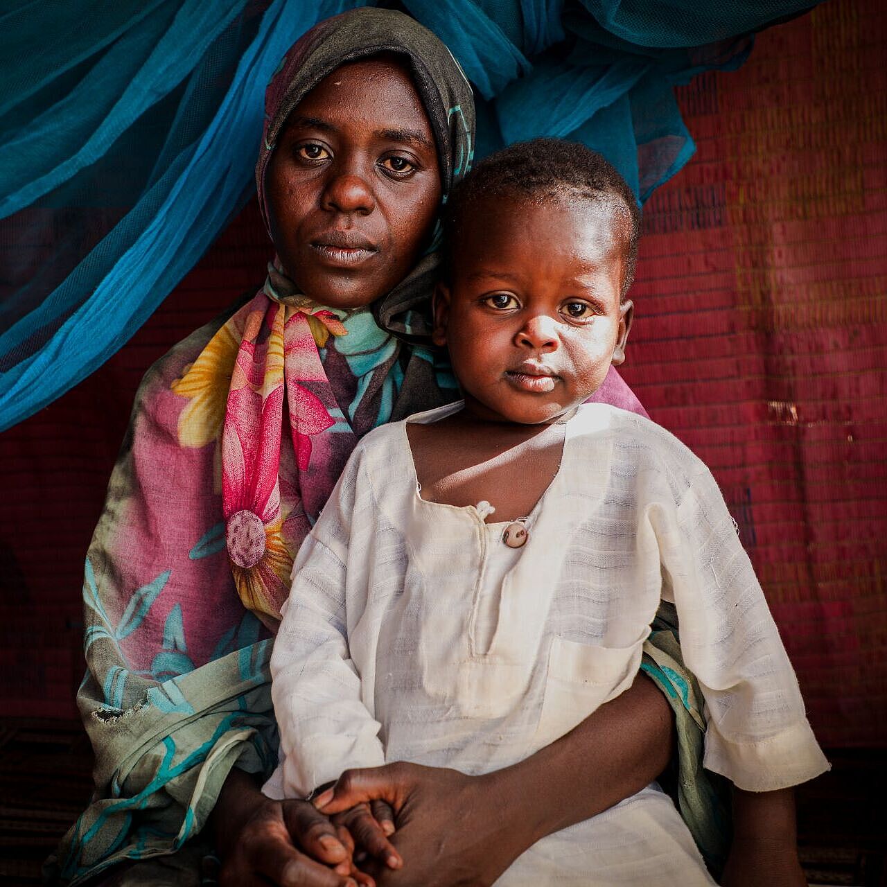Eine Mutter mit ihrem Kind auf dem Schoß