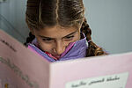 Mädchen liest Buch, Bücher ab zehn Jahren 