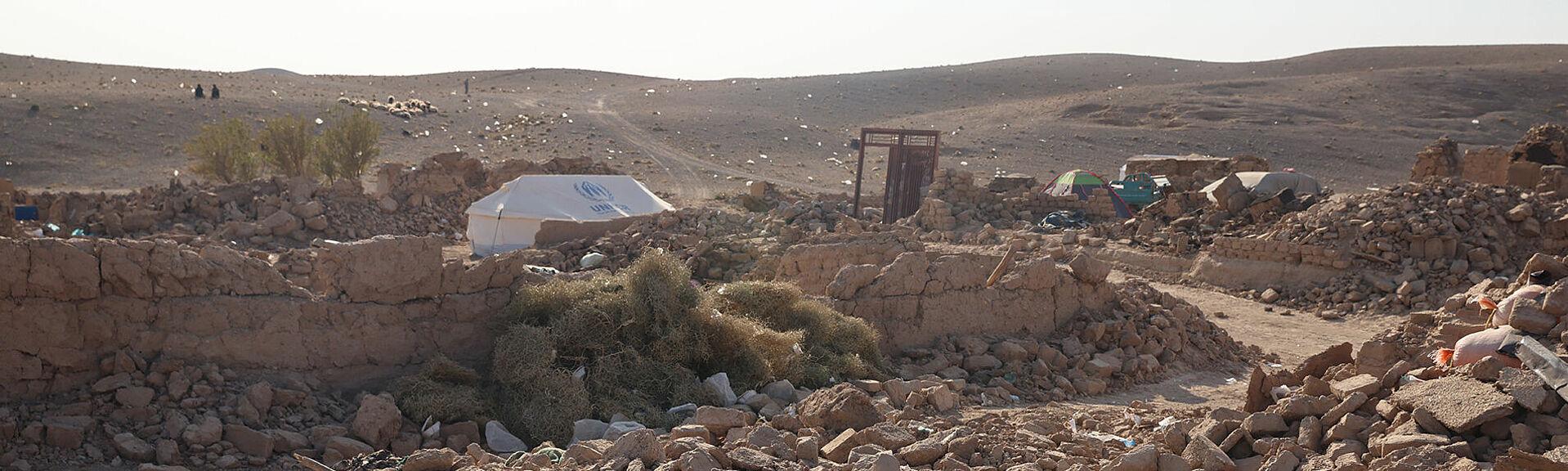 Geröll und UNHCR-Zelt