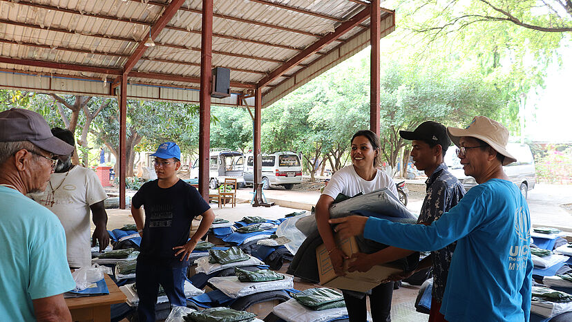 Hilfsgüter werden verteilt