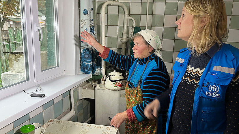 UNHCR-Vertreterin Karolina Billing trifft die 79-jährige Liudmyla, die Unterstützung bei der Reparatur ihres im Krieg zerstörten Hauses erhält. Als gefährdete ältere Person wurde Liudmyla für das Wohnungsbauprogramm des UNHCR ausgewählt.