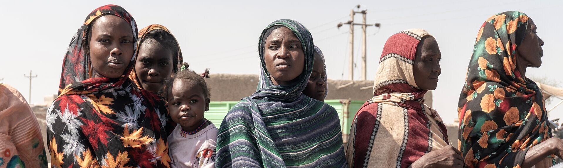 Frauen mit Kindern in einer Reihe