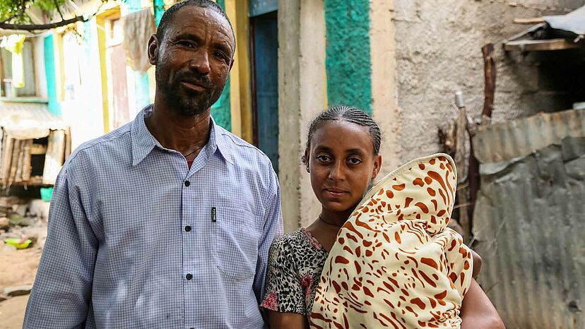 Die Kämpfe in ihrem Heimatland Äthiopien zwangen die 20-jährige Salam zur Flucht, als diese schließlich auch ihr Wohngebiet erreichten. Gemeinsam mit ihrer Familie floh sie in das Haus ihres Schwiegervaters in Tanqa Milash in Äthiopien. Hier fühlen sie sich wenigstens sicher, leben aber seitdem in einem Zimmer mit nur einer Matratze.