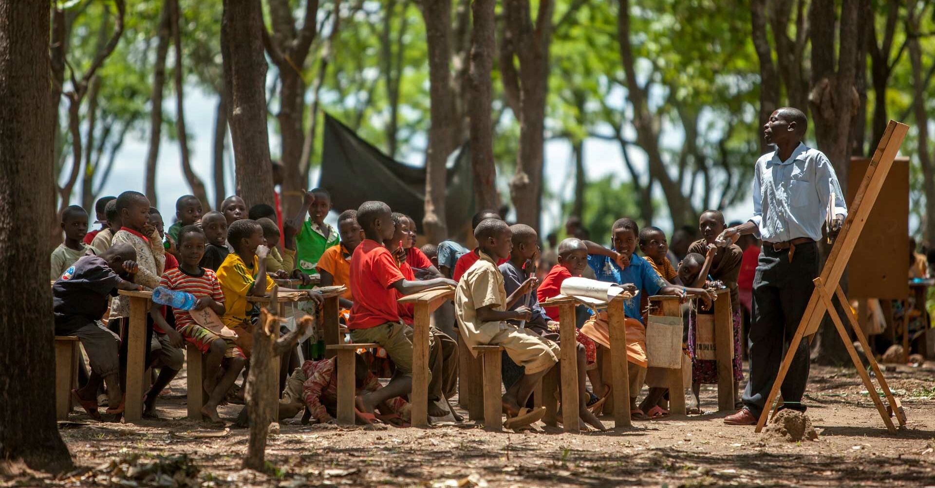 Schule im Freien unter Bäumen, Kinder, Schüler und Lehrer  KeniaBildung_1920x1080.jpg