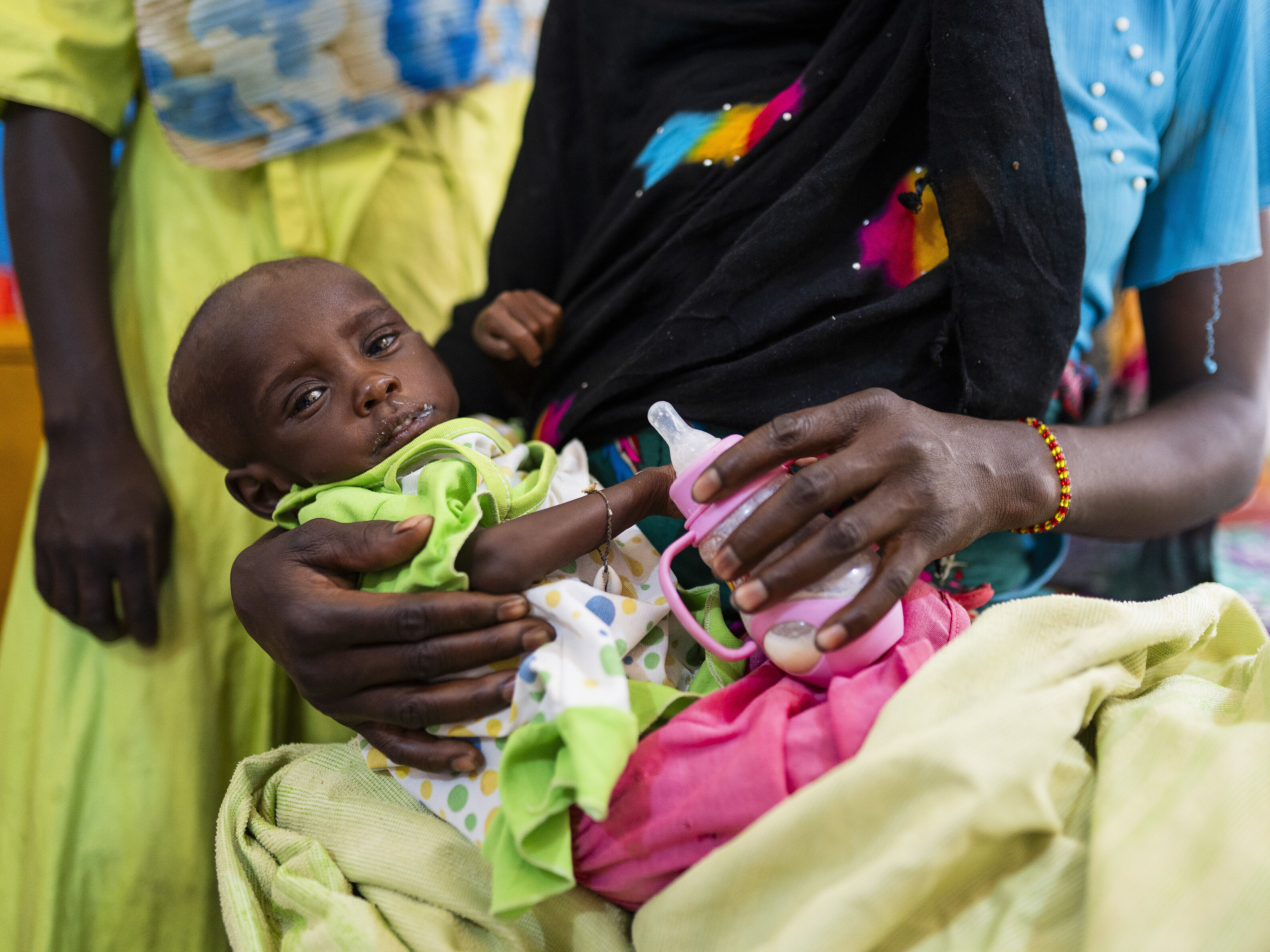 Mangelernährtes kind im arm der mutter
