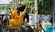 Vertikale Gärten
Ein Rohingya Flüchtlingsfrau pflegt ihren vertikalen Garten in Kutupalong, dem am dichtesten besiedelten Flüchtlingslager der Welt. Vertikale Gärten und Gärten auf Dächern sind praktische Methoden, um den Raum besser für den Anbau von Lebensmitteln oder Produkten zum Weiterverkauf zu nutzen.